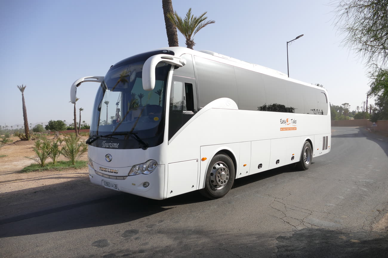 Autocar Easy Take au départ d'une excursion sur la route de la palmeraie de Marrakech