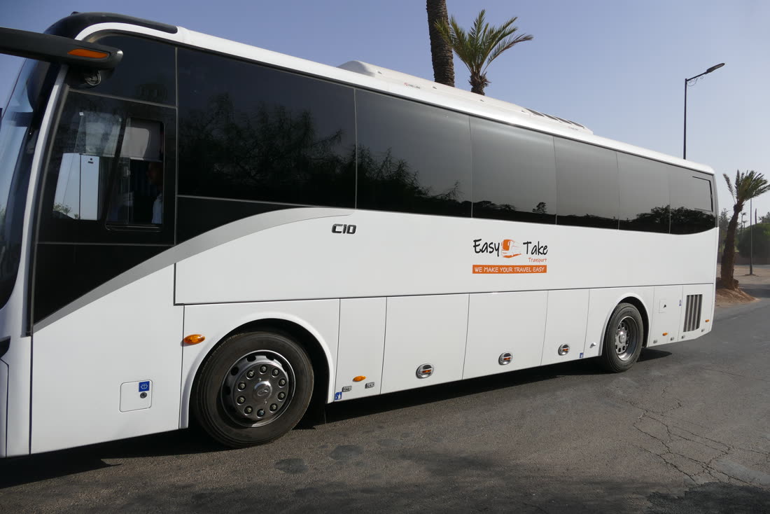 Autocar de tourisme aux couleurs Easy Take Transport, vue de profil