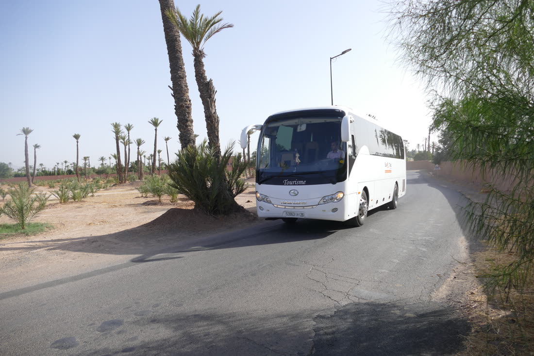 Autocar de tourisme Easy Take sur la route de la palmeraie de Marrakech