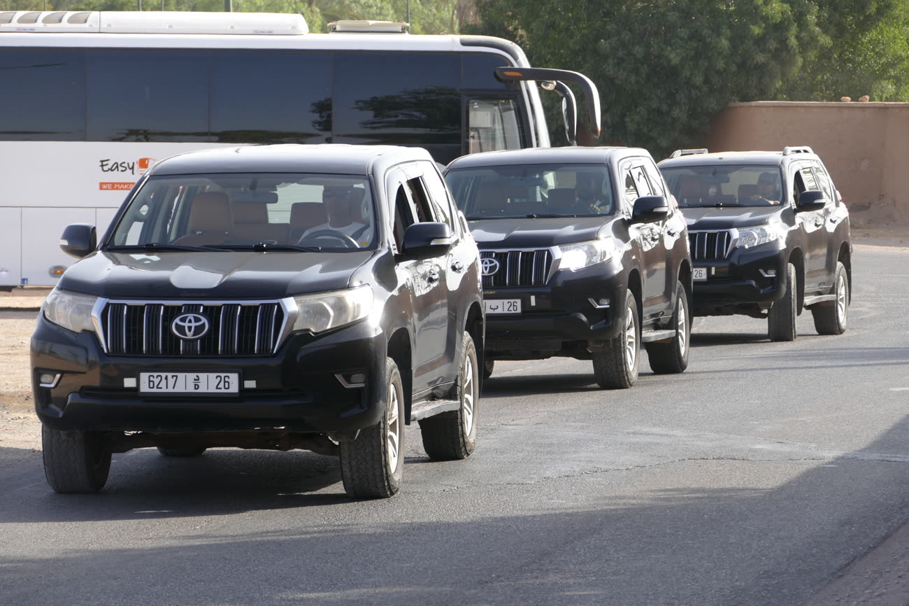 Véhicules Easy Take Transport en approche pour une prise en charge de groupe à Marrakech