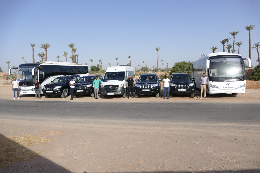 L'équipe Easy Take Transport devant la flotte complète, Marrakech