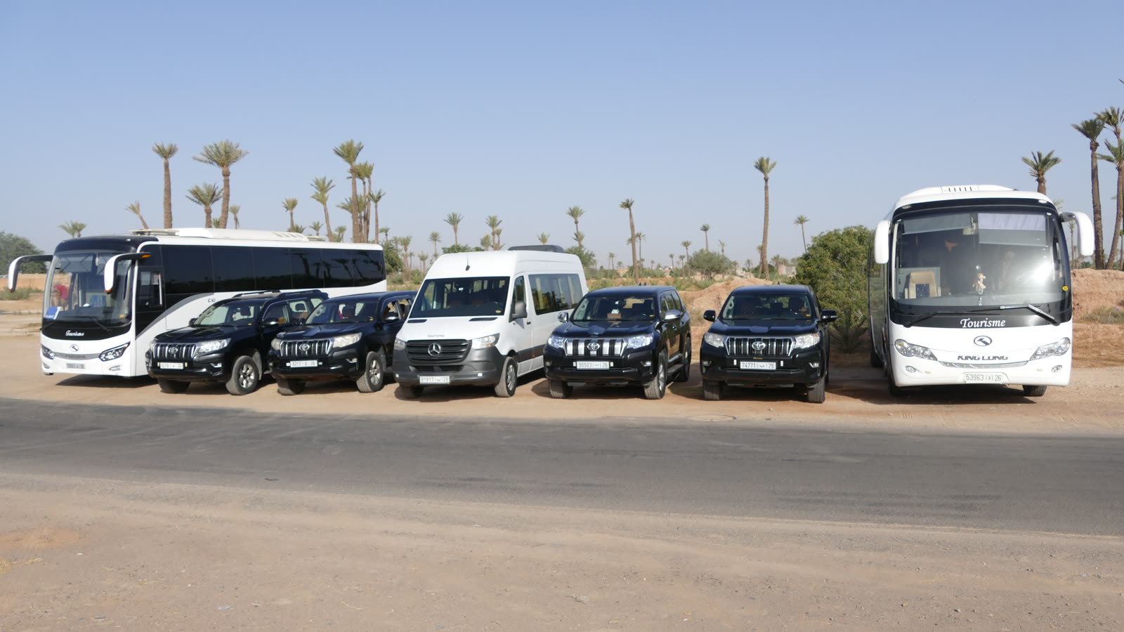 Flotte Easy Take Transport alignée dans la palmeraie de Marrakech