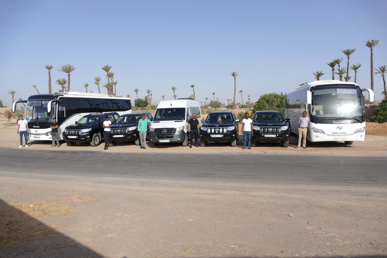 L'équipe Easy Take Transport devant la flotte complète dans la palmeraie de Marrakech
