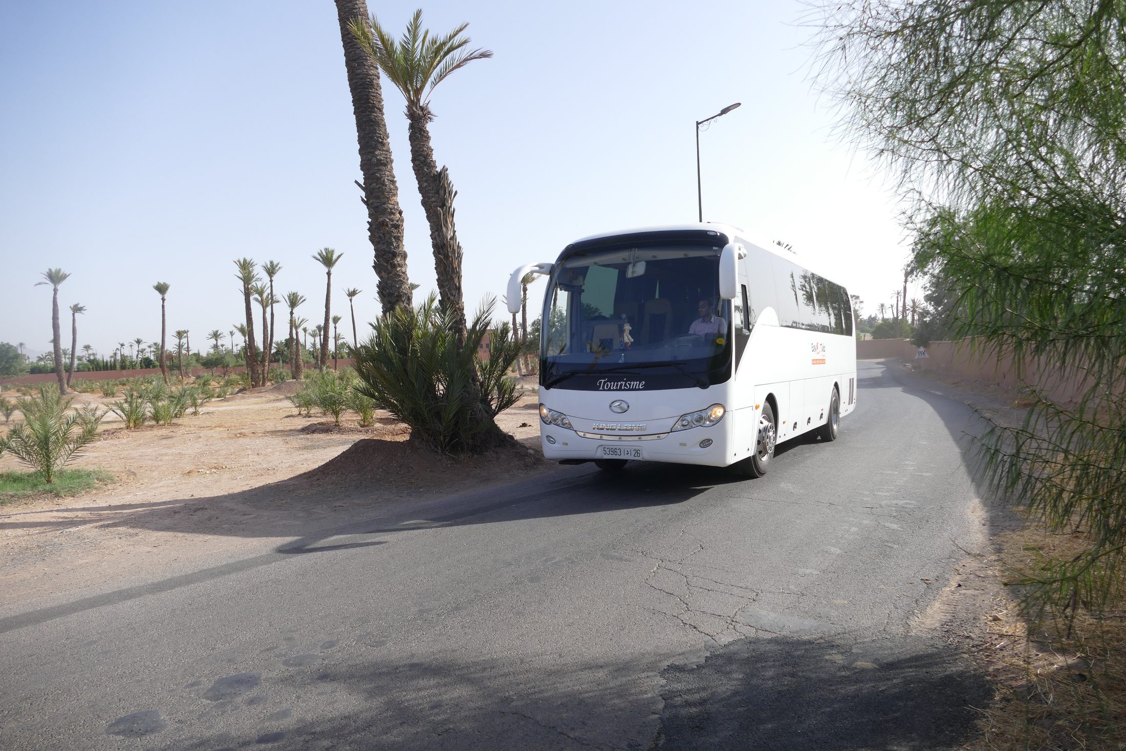 Autocar de tourisme Easy Take sur la route de la palmeraie de Marrakech