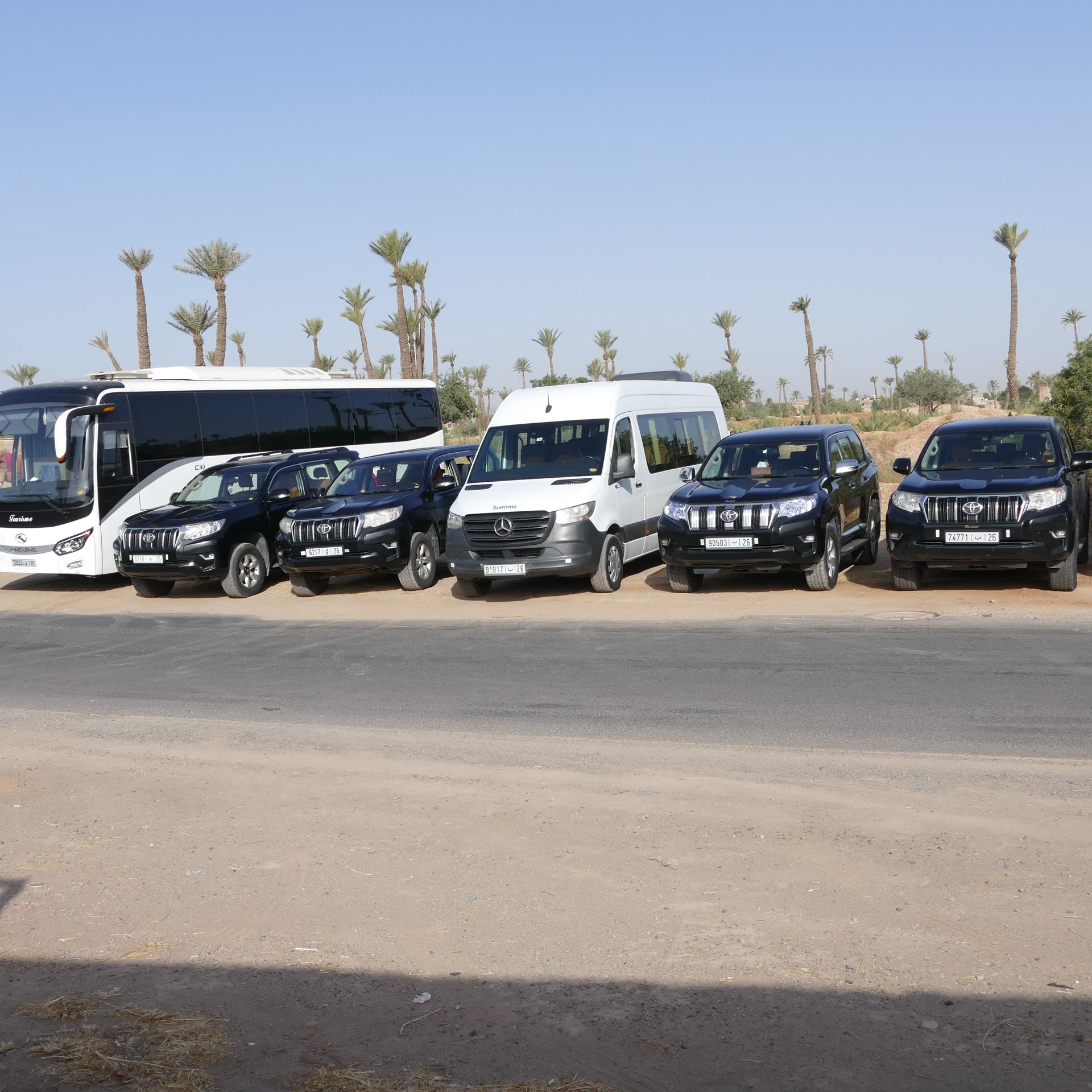 Véhicules Easy Take Transport prêts au départ à Marrakech