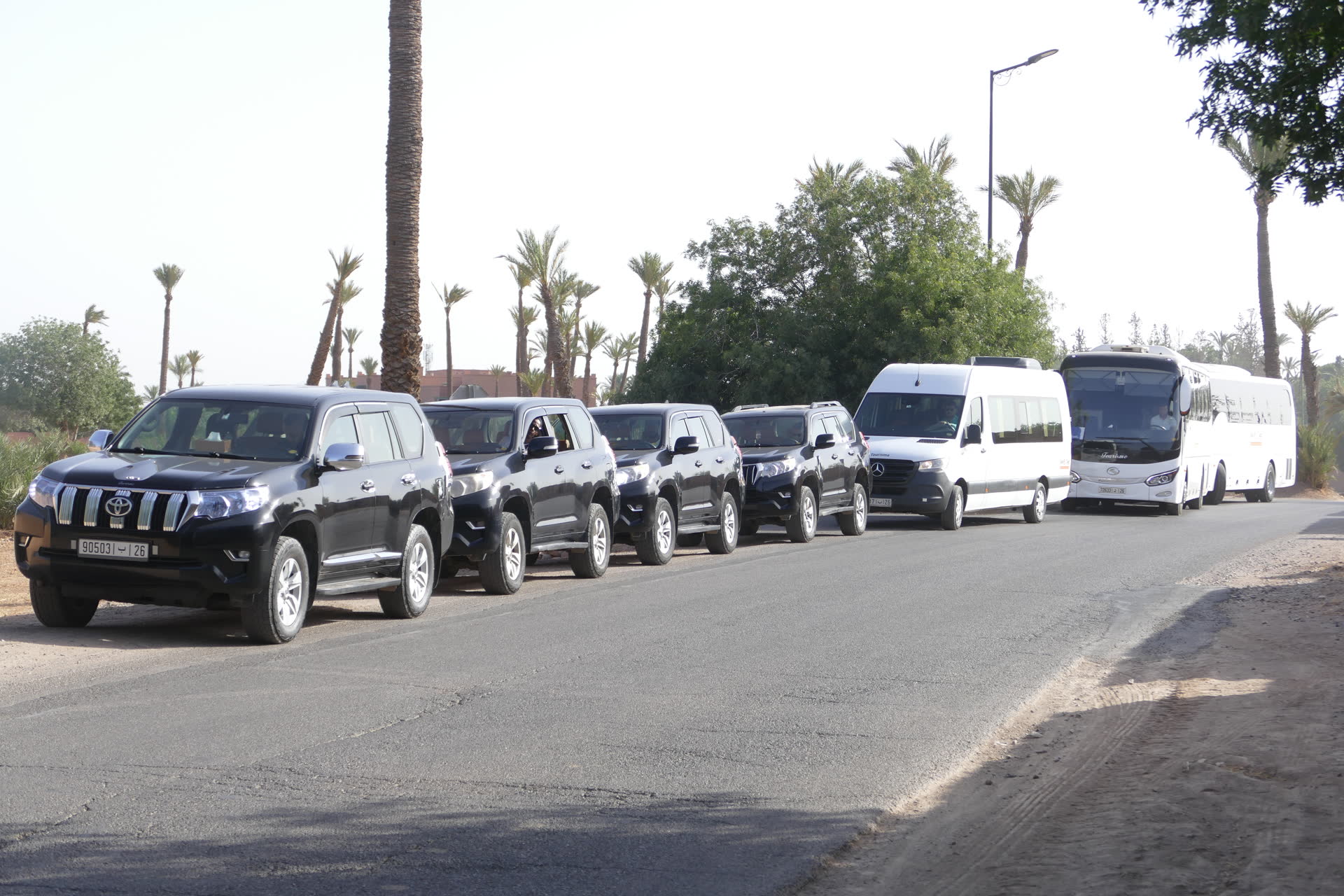 Convoi de véhicules Easy Take sur la route à Marrakech