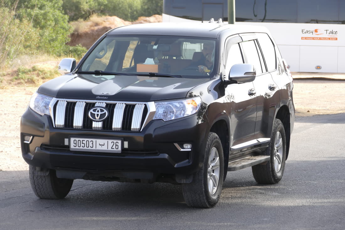 Toyota Prado 4x4 Easy Take en approche sur une route de Marrakech